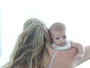 Candice Swanepoel celebra dois meses do filho, Anacã