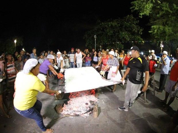 Iguaria gigante foi preparada no Alto da Sé, um dos principais pontos turísticos de Olinda (Foto: Aldo Carneiro/Pernambuco Press)
