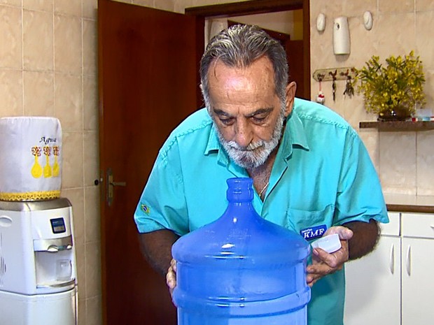 Comerciante percebeu água com gosto ruim e trocou o galão (Foto: Reginaldo dos Santos/EPTV)