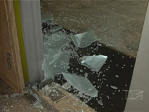 Porta da agência bancária foi quebrada (Foto: Reprodução/TV Mirante)