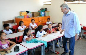 Governador Rodrigo Rollemberg em visita a escola de Ceilândia, no DF (Foto: Dênio Simões/GDF/Reprodução)