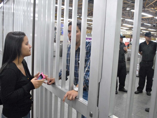 Passageiros na estação Tatuapé, na Zona Leste, no segundo dia da greve dos metroviários (Foto: Fábio Vieira/Fotoarena/Folhapress) Passageiros na estação Tatuapé, na Zona Leste, no segundo dia da greve dos metroviários (Foto: Fábio Vieira/Fotoarena/Folhapress)