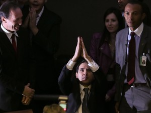Natan Donadon agradece após Câmara rejeitar a cassação do seu mandato (Foto: Sérgio Lima/Folhapress)