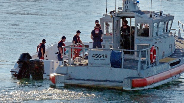 Equipe da Guarda Costeira dos EUA durante as buscas desta quarta-feira (16) no litoral da Flórida (Foto: AP)