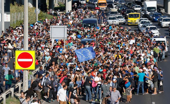 Mais de mil imigrantes saem a pé de Budapeste à caminho da Áustria (Foto: Frank Augstein/AP PHOTO)