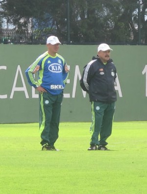 Anselmo Sbragia, preparador físico, e o auxiliar Flávio Murtosa (Foto: Diego Ribeiro / Globoesporte.com)