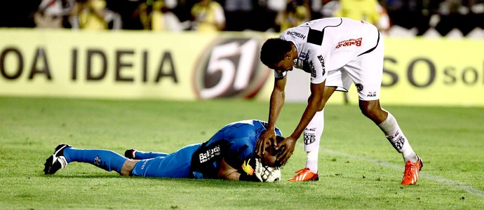Roberto goleiro Ponte Preta contra Vasco (Foto: Urbano Erbiste / Agência O Globo)