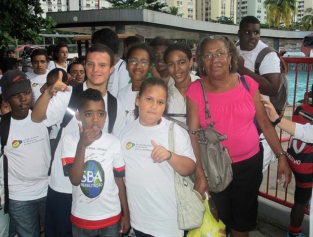 Alunos da Sociedade Beneficente Anchieta no treino do Flamengo  (Foto: Richard de Souza / globoesporte.com)
