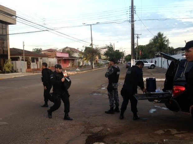 Policiais não revelaram conteúdo do pacote deixado em frente a agência bancária, mas descaram a hipótese de explisovos (Foto: Suzi Rocha/G1)