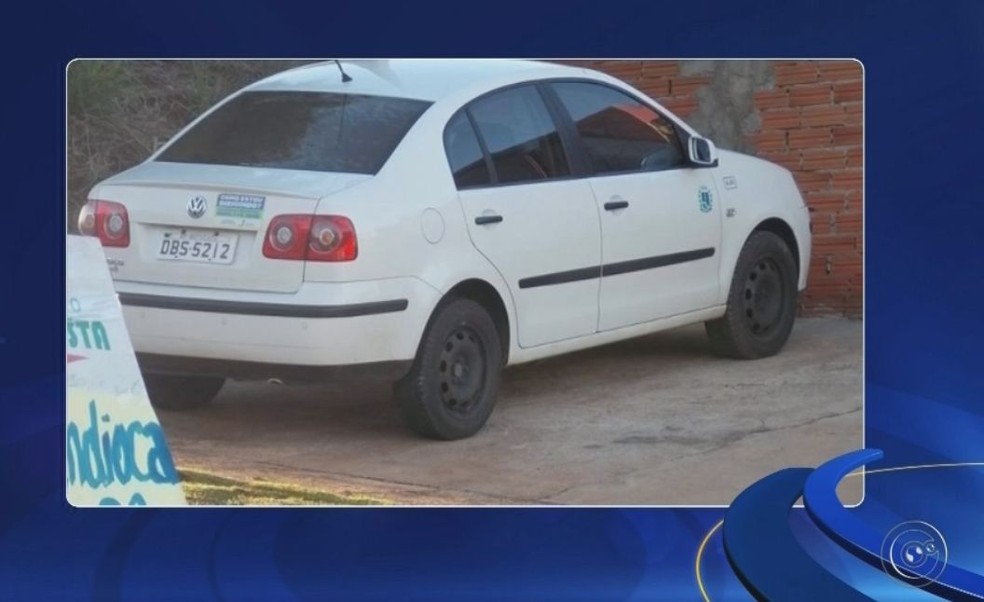 Carro foi flagrado estacionado na calçada em uma das avenidas de São Manuel (Foto: Reprodução / TV TEM )