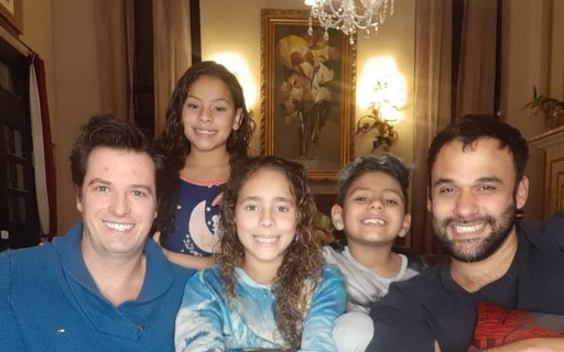 Maria foi adotada como João conta casal gay que adotou três crianças uma dela transgênero