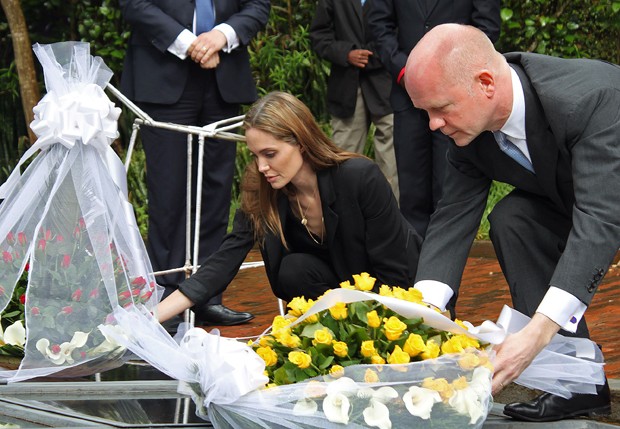 Angelina Jolie e William Hague prestam homenagem a vítimas de genocídio em Ruanda (Foto: AFP) Angelina Jolie e William Hague prestam homenagem a vítimas de genocídio em Ruanda (Foto: AFP)