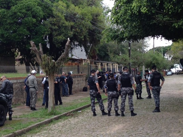G1 Tr u00eas pessoas s u00e3o mantidas reféns na Zona Sul de Porto Armario Capsula Feminino ~ G1 Tr u00eas pessoas s u00e3o mantidas reféns na Zona Sul de Porto