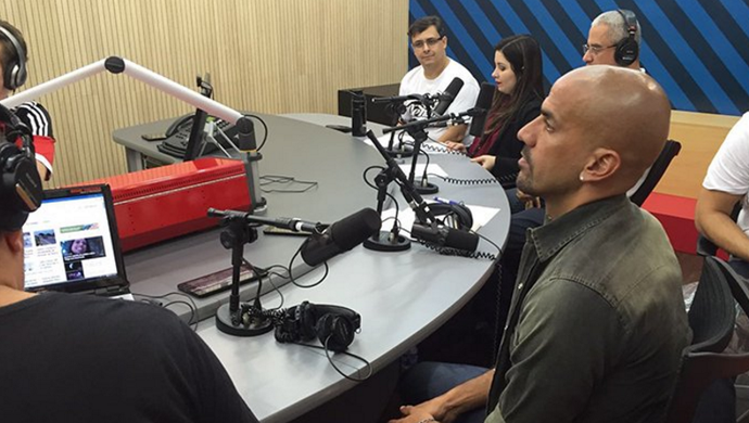 Juan Sebastian Verón participa de programa de rádio, na 98 FM, em BH (Foto: Reprodução/Twitter)