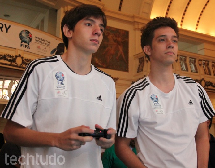 Luccas e Rafael se concentram na partida final na FIWC 2014 (Foto: Carol Danelli/ TechTudo) Luccas e Rafael se concentram na partida final na FIWC 2014 (Foto: Carol Danelli/ TechTudo)