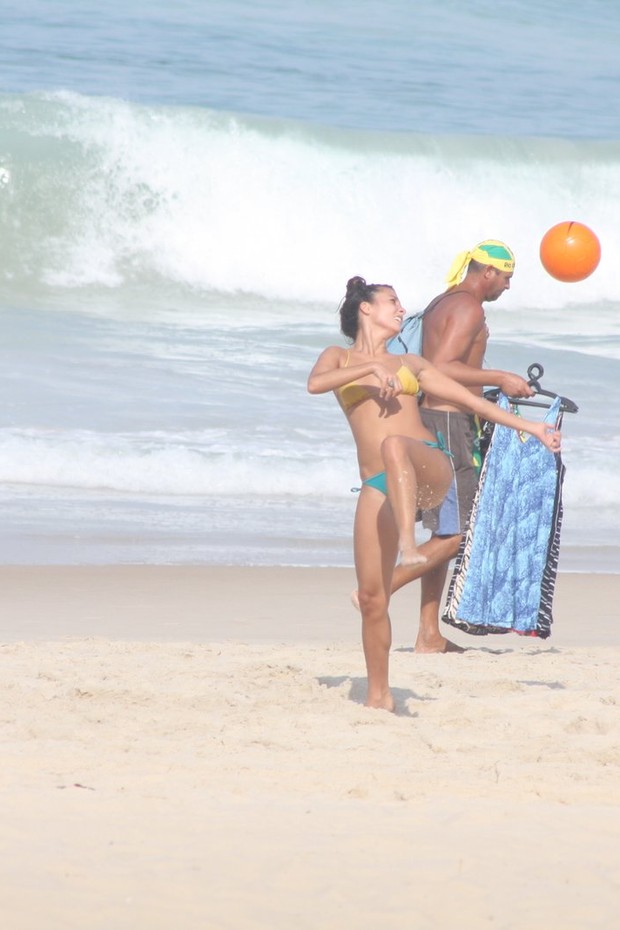 Júlia Oristanio na praia de Ipanema, RJ (Foto: JC Pereira/Foto Rio News)