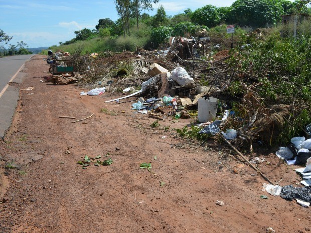 Res&iacute;duos est&atilde;o se aproximando de pista (Foto: Magda Oliveira/G1)