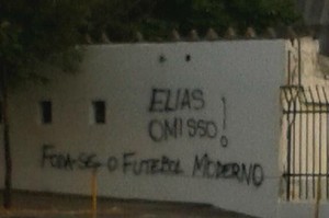 Elias é alvo de pichação em muro na sede social do Corinthians