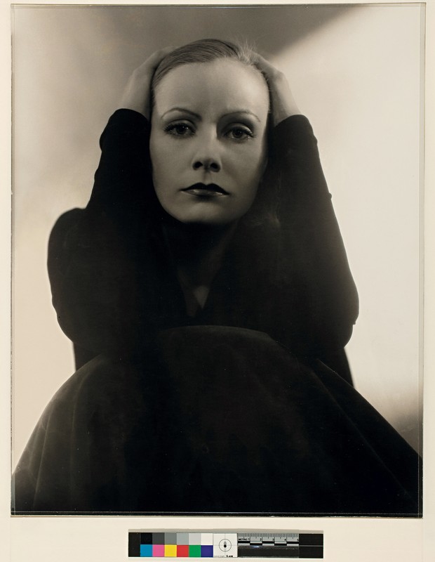 GRETA GARBO O olhar, a pose e as mãos escondendo o cabelo transformaram o retrato da atriz, feito em 1928 por Edward Steichen, em ícone da fotografia (Foto: Edward Steichen, 1928/Abrams Books Courtesy)