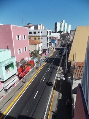 Vista da Rua Barão do Rio Branco, em Aparecida, por onde o Papa Francisco deve passar a caminho do Seminário Bom Jesus (Foto: Daniel Corrá/G1)