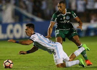 Vitor Hugo se cala, mas ganha conselho de Prass: Sai mais maduro