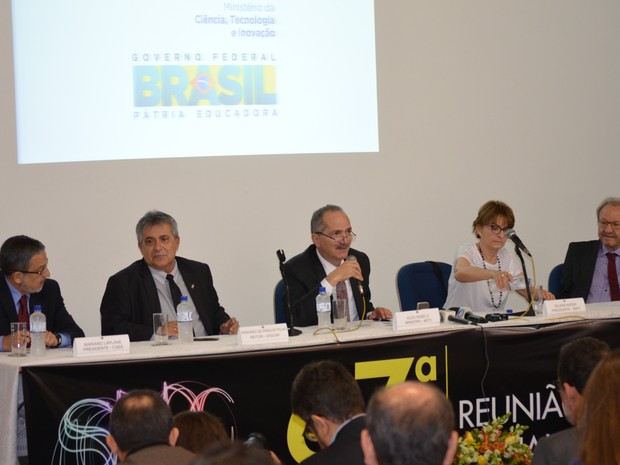Ministro Aldo Rebelo divulga pesquisa na reunião anual da SBPC (Foto: Stefhanie Piovezan/G1)