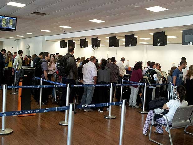 Passageiros em fila de check-in do Aeroporto Internacional de Viracopos, em Campinas, buscam informações sobre cancelamento de voos (Foto: Luciano Calafiori/G1 Campinas)