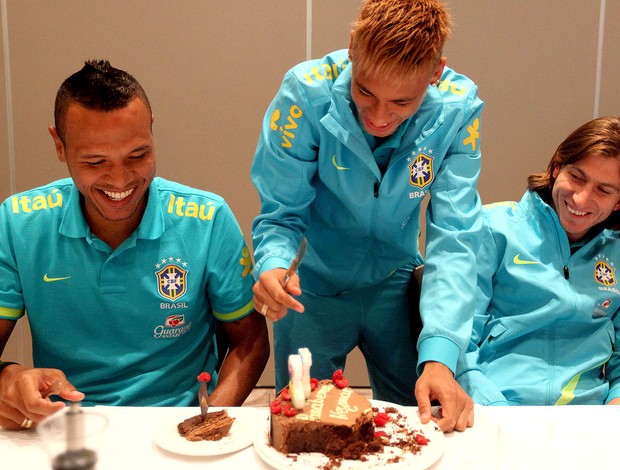 Antes de clássico, Neymar descontrai, faz careta e tira onda com 'parça