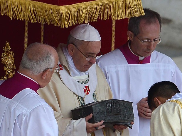 Papa Francisco segura as cinzas do apóstolo São Pedro durante solenidade no Vaticano (Foto: Vincenzo Pinto/AFP) Papa Francisco segura as cinzas do apóstolo São Pedro durante solenidade no Vaticano (Foto: Vincenzo Pinto/AFP)