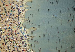 Get Wallpaper Com Forte Calor Alemaes Lotam Praia Em Lago Em Berlim Turismo E For Free