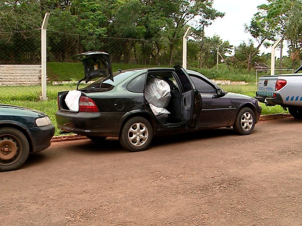 Carros foram abordados em avenida de Santa Rosa (RS) (Foto: Reproduo/RBS TV)