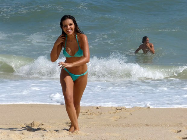 Mariana e Ivan gravaram cenas de seus personagens na praia  (Foto: Salve Jorge/TV Globo)