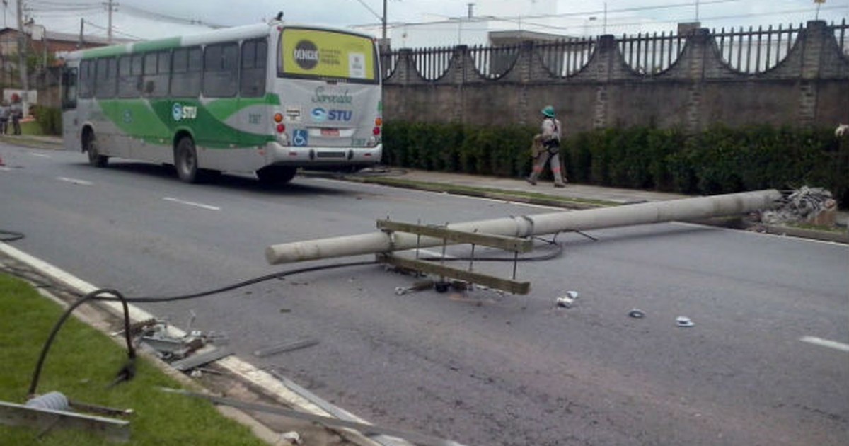 G Nibus Bate Em Poste E Interdita Avenida Entre Sorocaba E