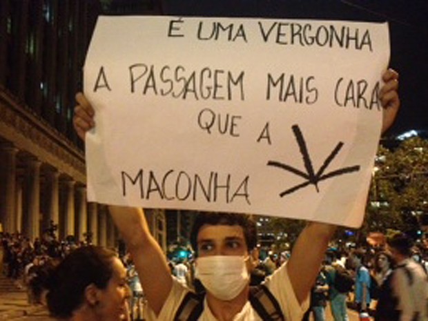 Jovem critica o alto preço das passagens de ônibus, metrô e trem no Rio (Foto: Mariucha Machado/G1)