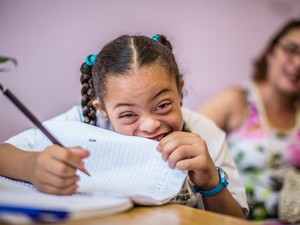 Lettícia da Silva Santos Azevedo, de 7 anos, tem sindrome de Down e estuda na Escola Municipal Celso Leite Ribeiro Filho, em São Paulo (Foto: Raul Zito/G1)