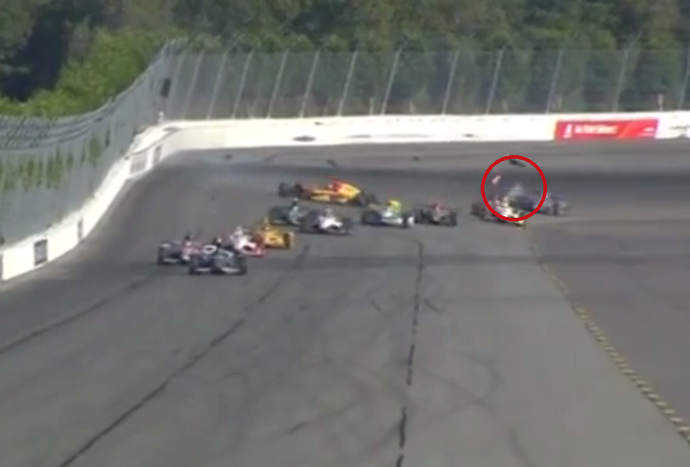 Pedaço de carro de Sage Karam atingiu capacete de Justin Wilson em Pocono, na Fórmula Indy (Foto: Reprodução)