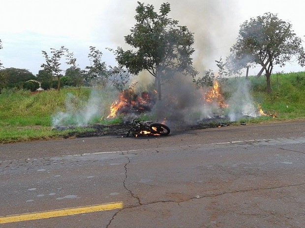 Moto pegou fogo após colidir com veículo da Rodovia Arthur Costacurta (Foto: Rodrigo Alves de Souza)