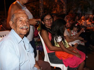 Francisco Alves Machado, 76 anos, sentou na primeira fileira para não perder espetáculo (Foto: Catarina Costa/G1)