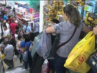 Comércio popular em SP espanta a crise, a duas semanas do Natal