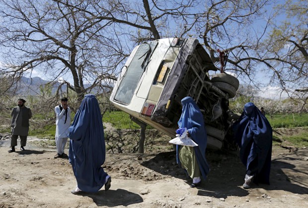 Atentado contra ônibus deixou dois mortos e 9 feridos (Foto: Mohammad Ismail/Reuters)