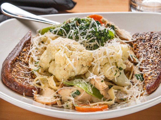 O Outback Steakhouse, no Ribeirão Shopping, terá no cardápio para o jantar salada caesar, arroz tasmânia ou chicken pasta primeira com fettucine com molho alfreto e cheese cake a R$ 52,90. (Foto: Grupo Luz/Divulgação)