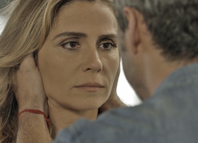 Atena fica balançada ao ouvir Romero (Foto: TV Globo)