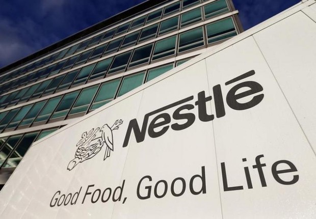 O logo da Nestlé é visto do lado de fora da sede da empresa em Vevey, na Suíça (Foto: Denis Balibouse/Reuters)