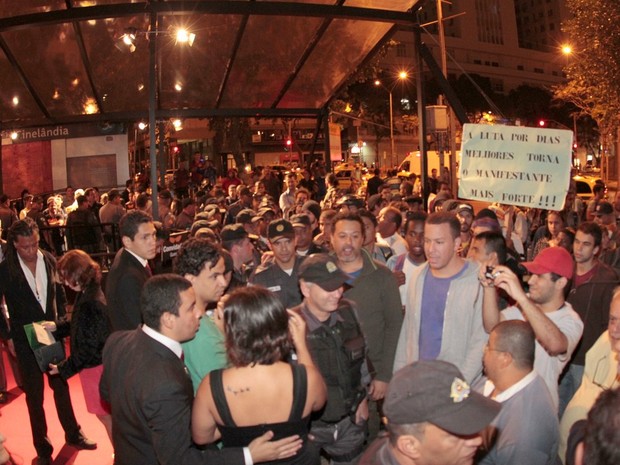 Manifestantes na porta do Festival do Rio (Foto: Isac Luz / EGO)