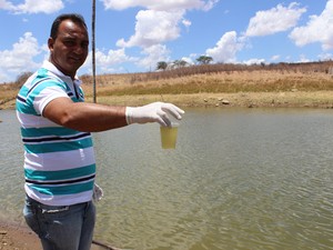 Claudio Meireles, especialista em Bioquímica mostra água condenada para beber (Foto: Patrícia Andrade/G1)