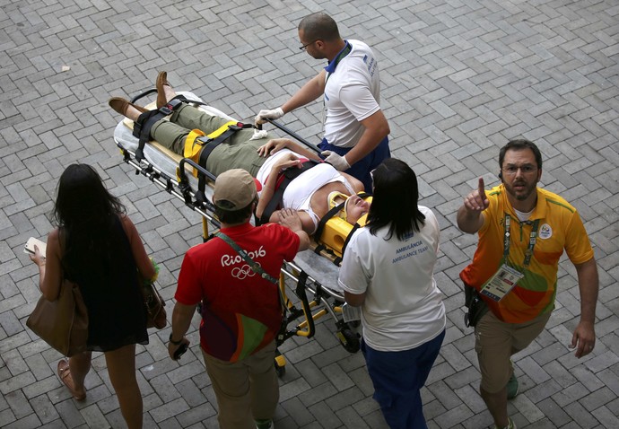 Mulher ferida após queda de câmera no Parque Olímpico é socorrida (Foto: Reuters)