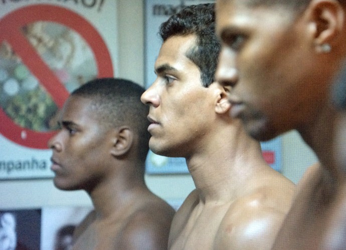Ivan é levado para delegacia (Foto: TV Globo)