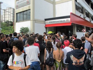 Estudantes da USP protestam em frente a delegacia após prisão de dois alunos durante reintegração de posse (Foto: Vanessa Fajardo/G1)