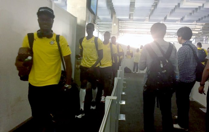 Jogadores de Gana passam direto na zona mista (Foto: Fabrício Marques)