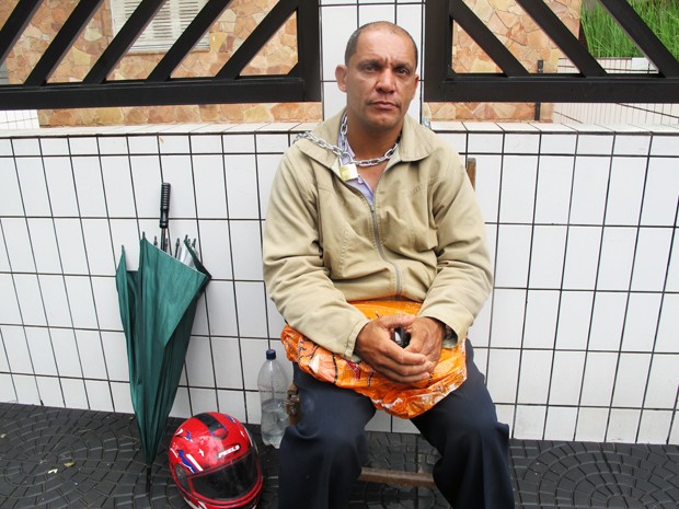 Homem permanece acorrentado no prédio em Santos, SP (Foto: Carolina Ramires/ G1)